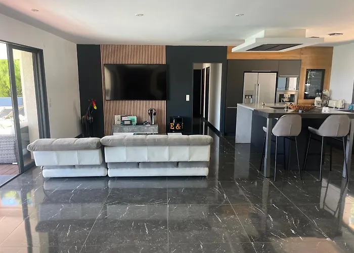 Moderne Piscine Vue Villa